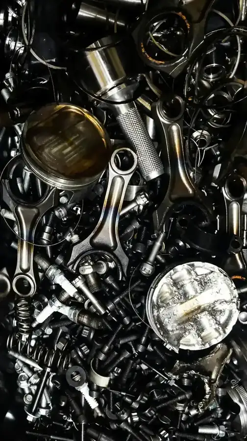 Sortenreiner Motorenschrott aus einer Werkstatt in NRW – Pleuel, Kolben, Ventile und Kleinteile aus Stahl und Aluminium