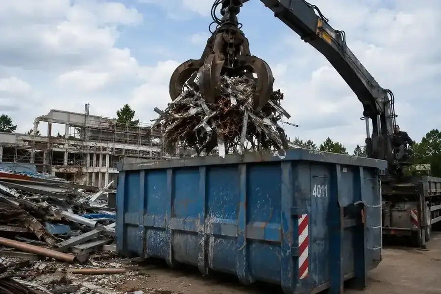 Entkernungsarbeiten mit getrennten Fraktionen auf der Baustelle