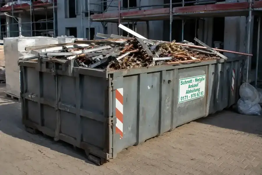 Container für Baustellenschrott mit Buntmetallen, Kupferrohren und Blechen vor Rohbau – Schrott, Metalle, Ankauf, Abholung