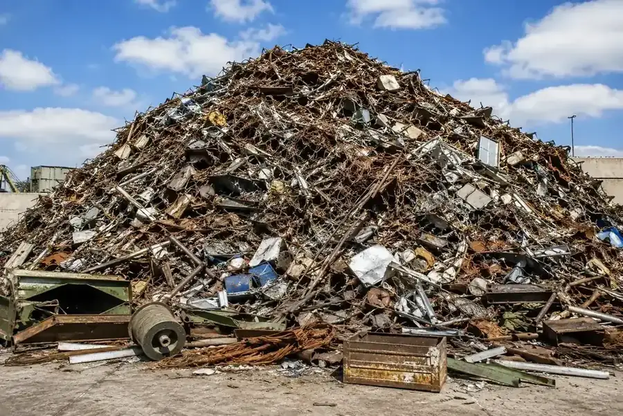 Großer sortierter Schrottberg auf dem Recyclinghof nach vielen Kellerräumungen und Altmetallabholungen
