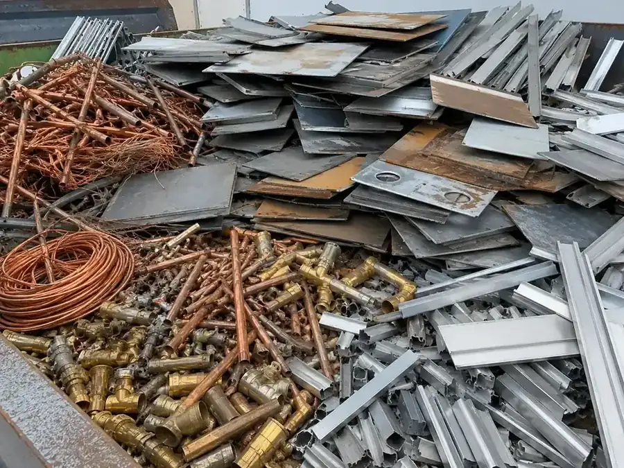 Sortierte Buntmetalle aus Kellerräumungen – Kupferrohre, Messing-Armaturen, Aluminium und Stahlbleche
