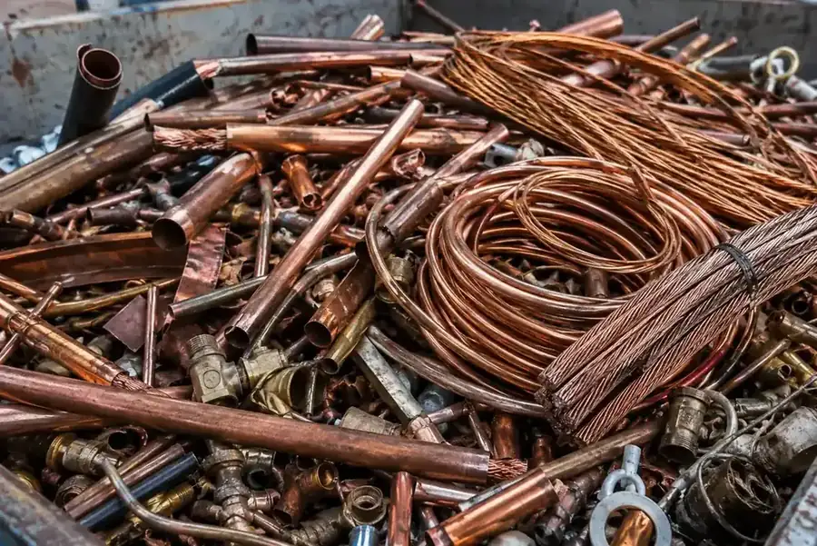 Kupferrohre, Kupferkabel und Buntmetall aus dem Rückbau einer Kellerheizungsanlage