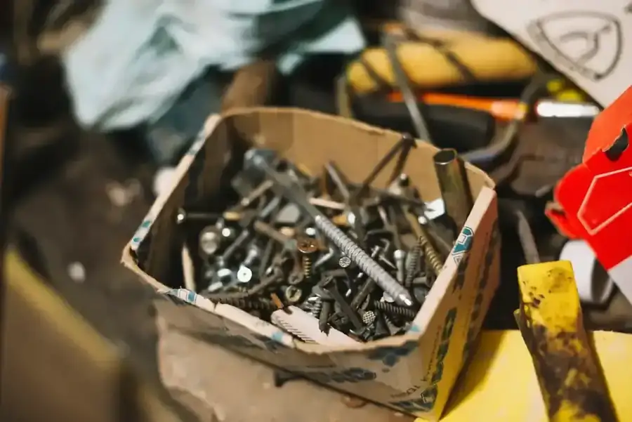 Ausgebautes Altmetall aus einer Entkernung wird zur Verwertung sortiert